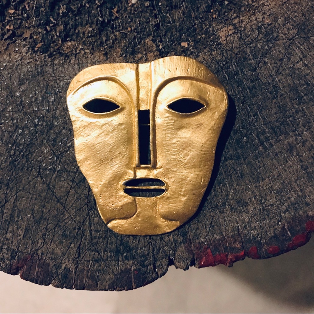 Vintage 70s face mask pin gold tone theatrical